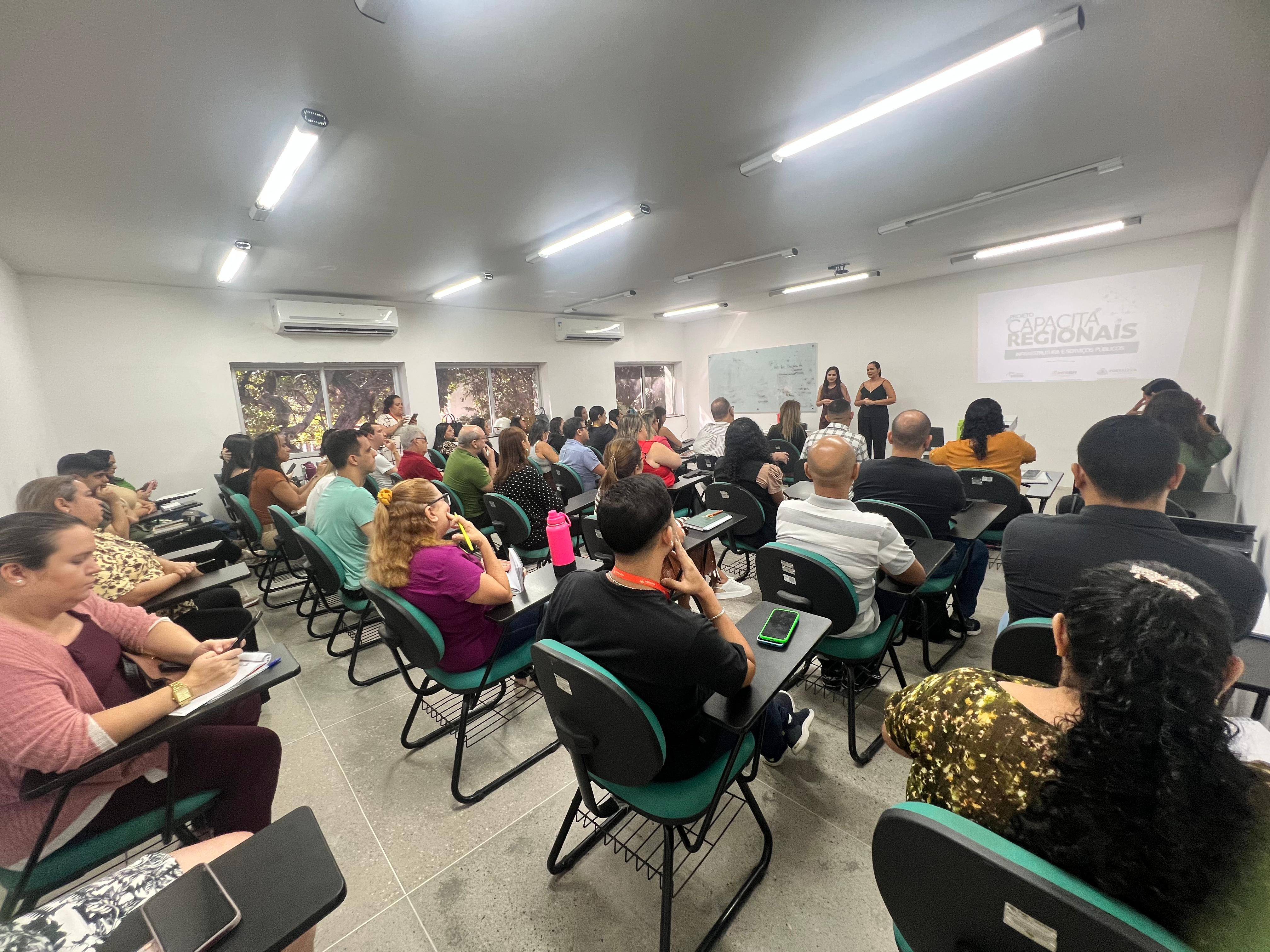 grupo de pessoas posa para a foto